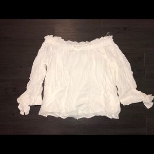 White Flowy Off the Shoulder Top •Size M•